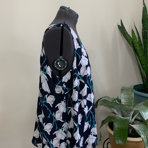 In Every Story … flowy floral tank top size 2X - Picture 3 of 5